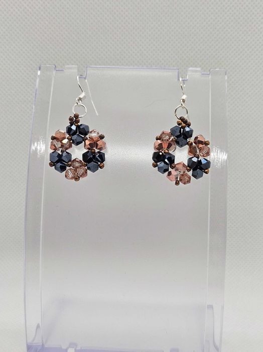 Продавам ръчно изработени бижута от мъниста