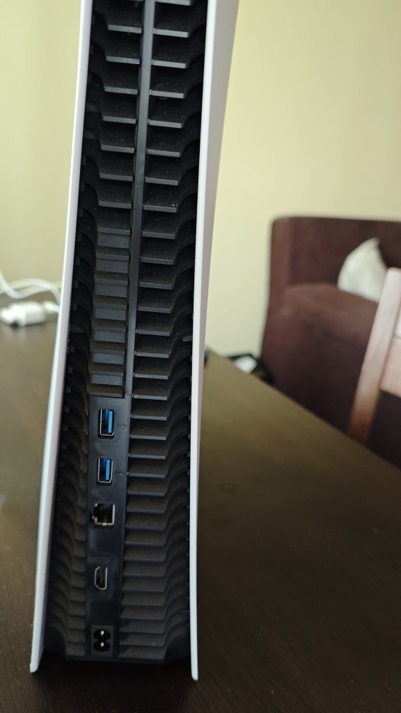 Почти нов PS5 DISK + UFC 5, 2 джойстика