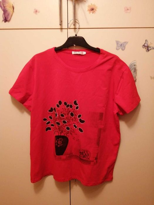 Tricou rosu cu strasuri