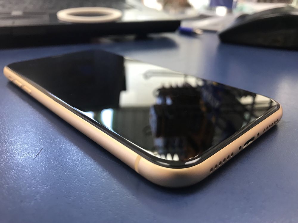 Продавам IPhone XR 64gd.