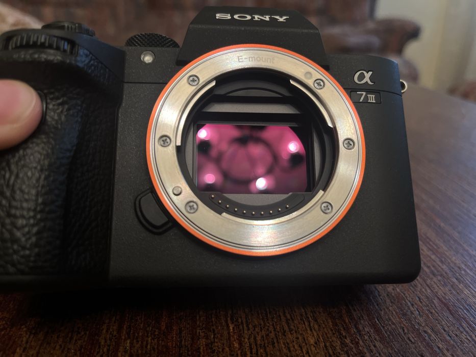 Sony A7 III body — 9.750 cadre, curea originală, baterie și încărcător