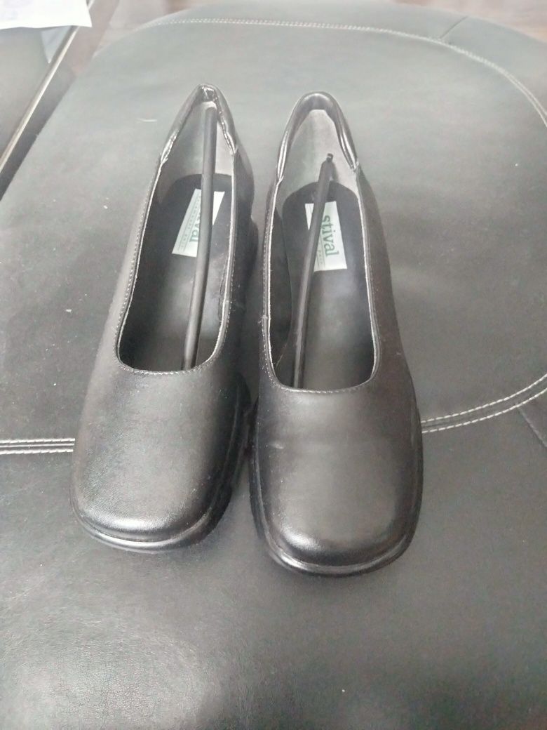 Продам женские туфли производства Италия черного цвета 39 размер