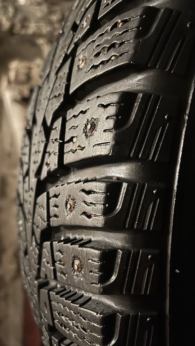 Продам зимнию шипованную резину на дисках MAXXIS 195/65R15