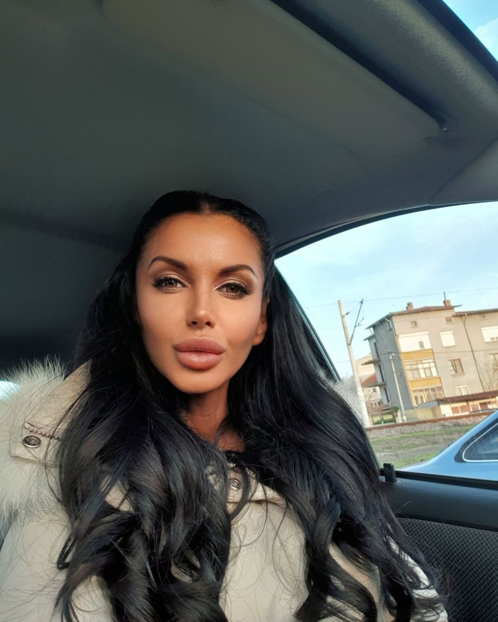Естествена черна коса и тъмно кестенява