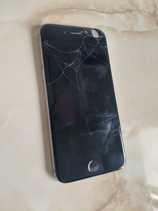 Vând Apple iPhone 6 silver gri [spart] [pentru piese] //poze reale