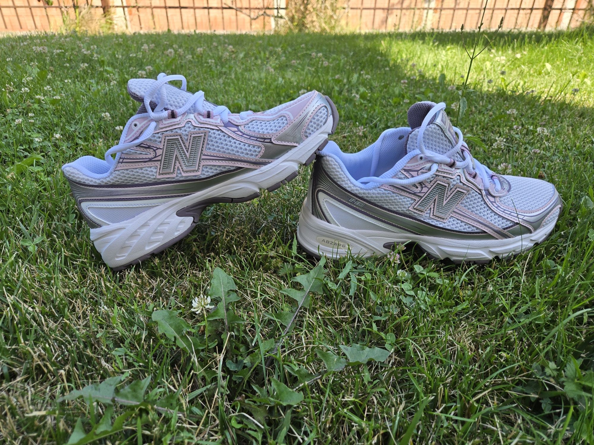 New Balance 2002R