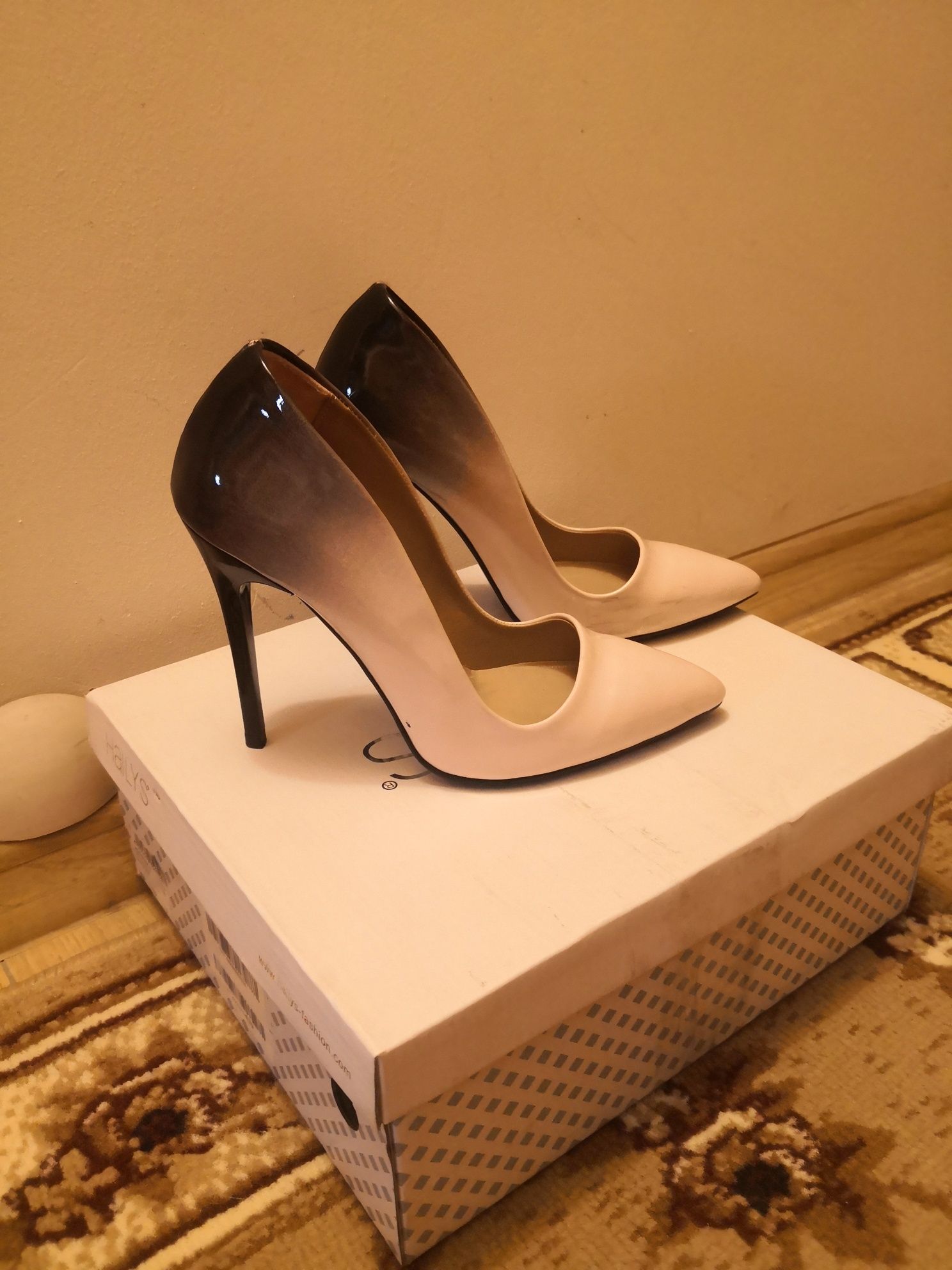 Pantofi stiletto