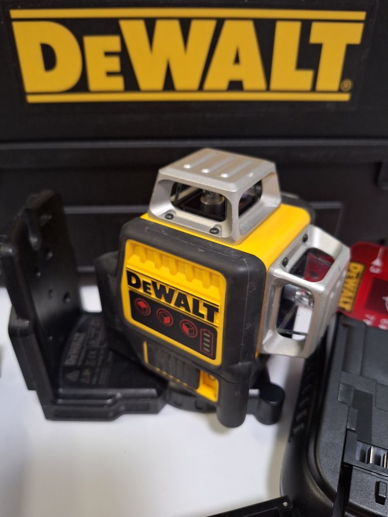 Нивелир лазерен линеен DeWALT DCE089D1R 30м.