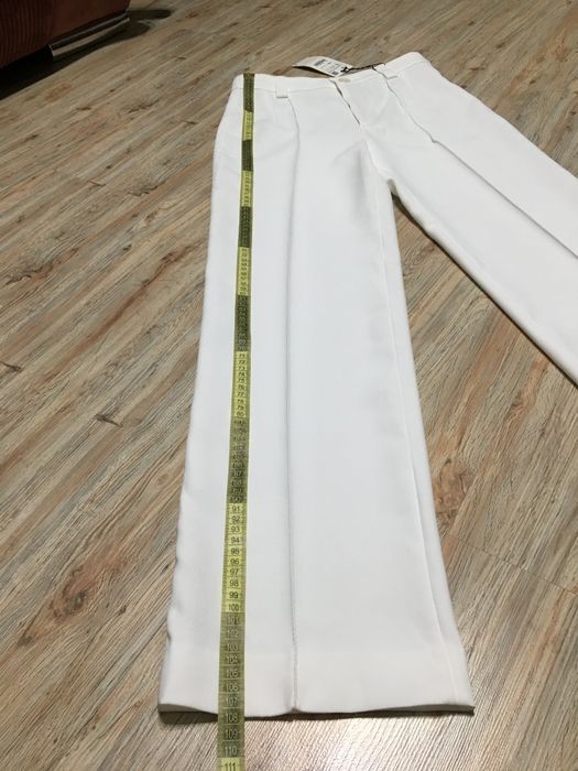 Pantaloni albi cu croi drept Zara