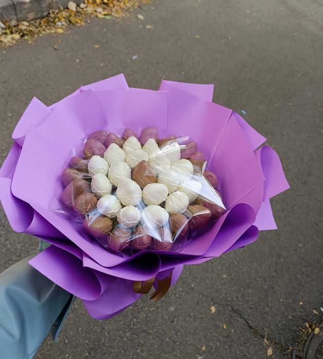 Клубника  в шоколаде,  букет Алматы, цветы подарок, гранат в шоколаде