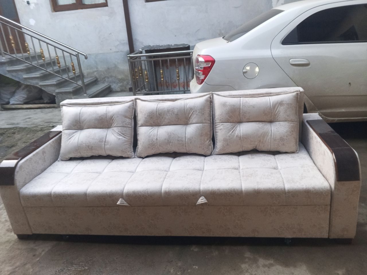 Rasqladnoy divan