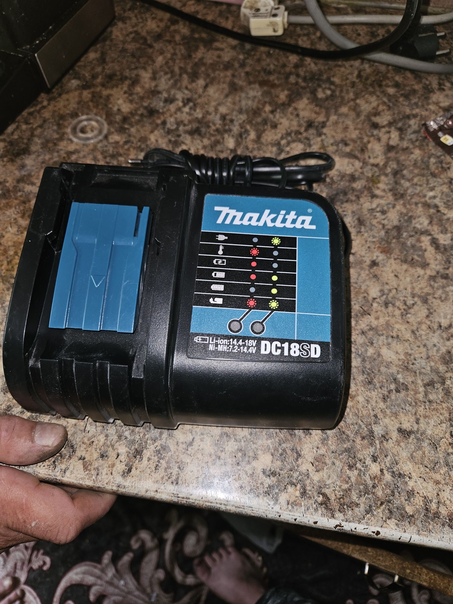 Продам зарядное устройство  makita