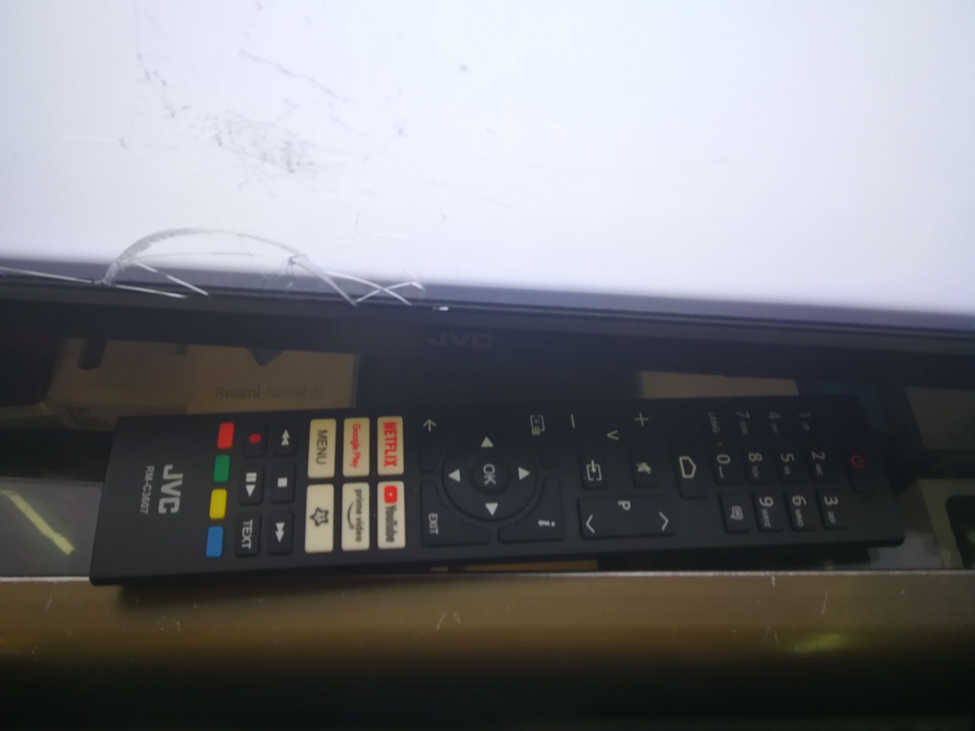 JVC LT-32VAF3300 счупен екран, работещ цял или на части.