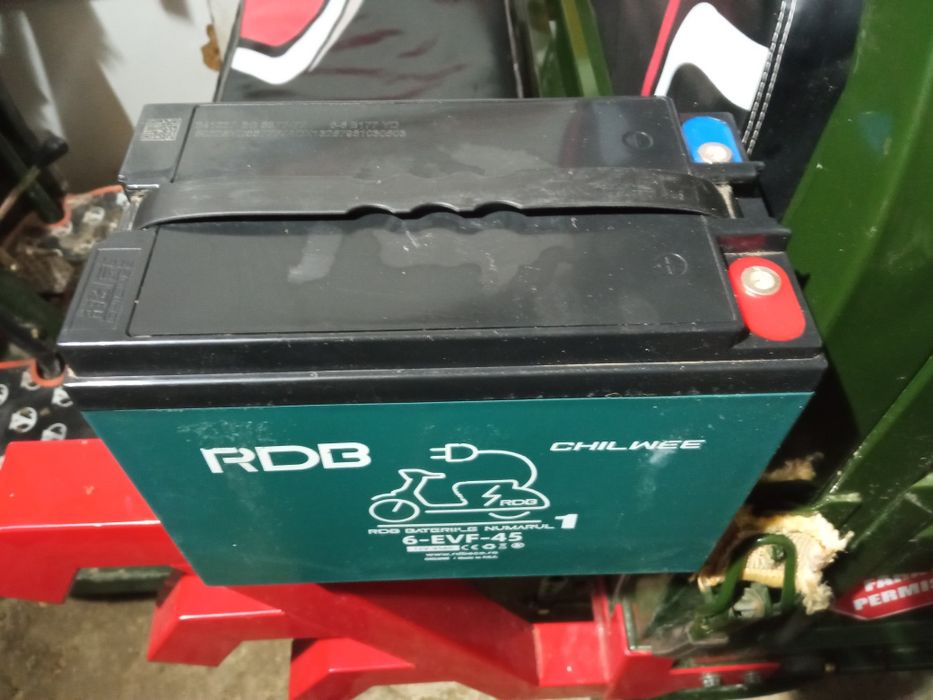 Vând sau schimb bateri pentru triciclu electric folosite 3 luni jumate