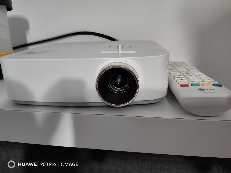 LG CineBeam PF50KS проектор