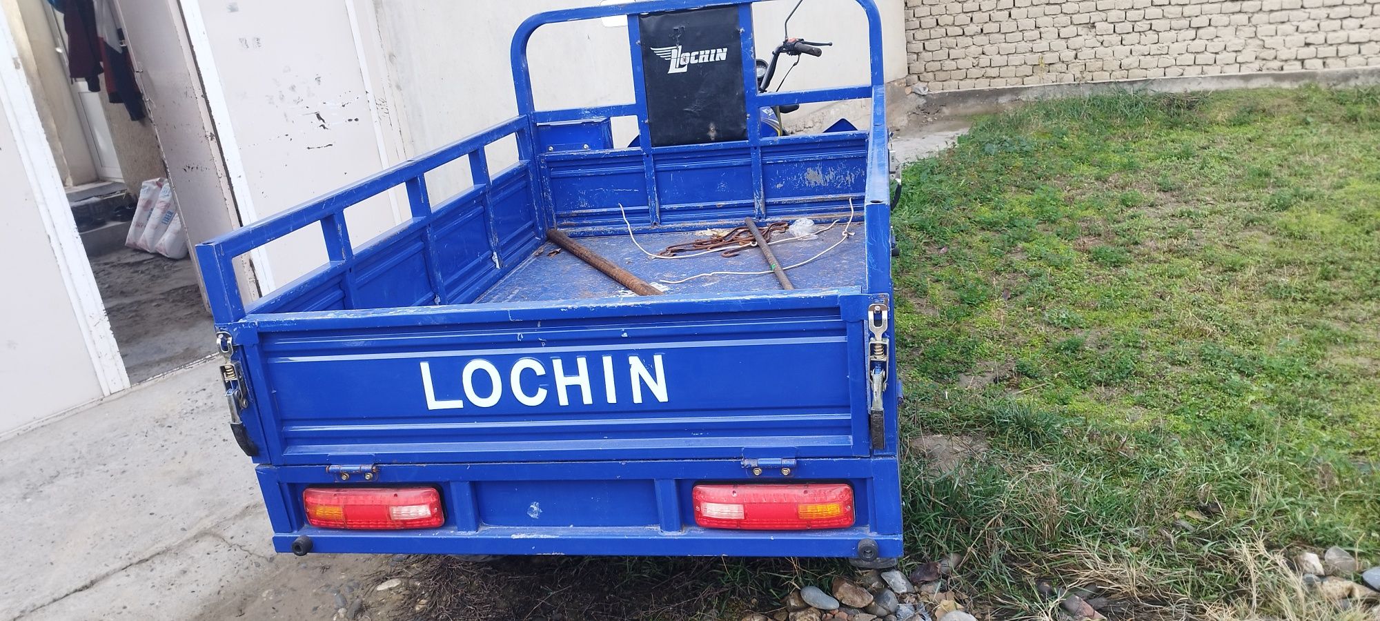 Lochin motosi tortishi zor yangiday turibdi ideal holatda
