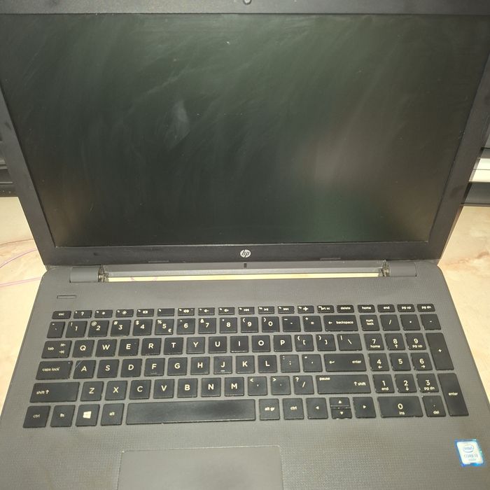laptop HP 250G6, i3 6006U  pentru piese. Balamale defecte fara baterie