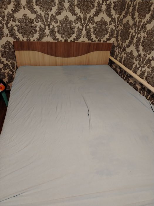 Продам двуспальную кровать
