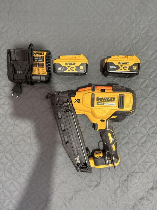 Pistol pentru batut cuie Dewalt DCN660NT, 18V