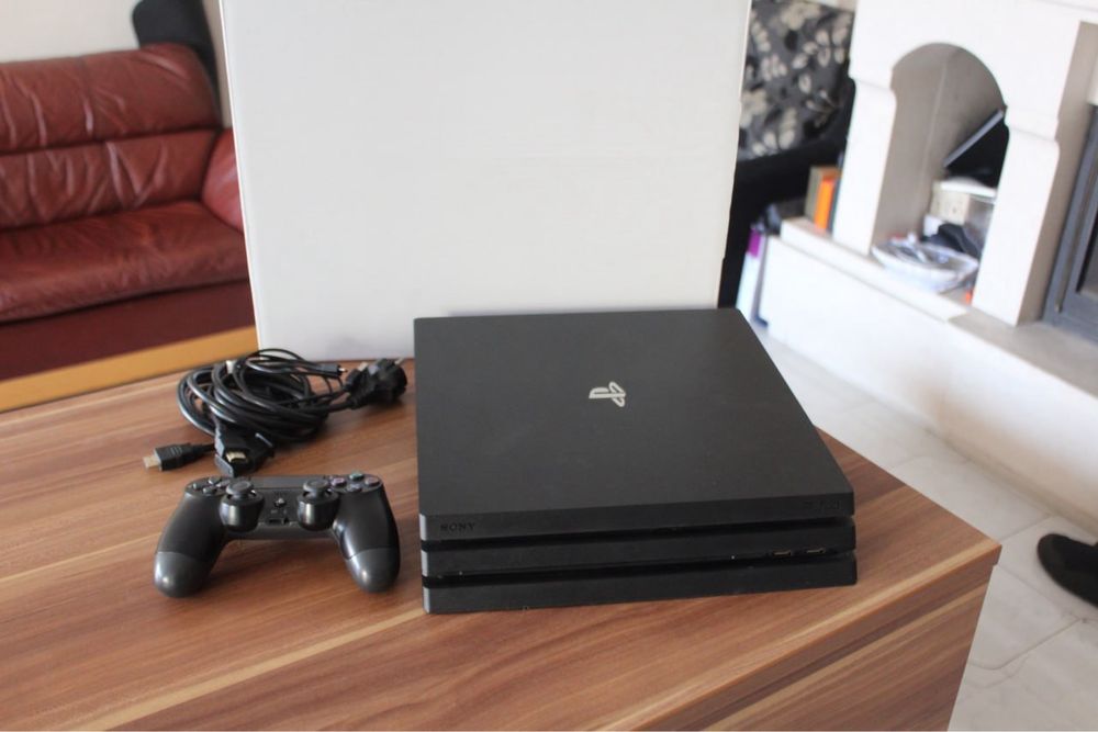 PS4 Pro 1TB + Волан Logitech G29 комплект за геймъри