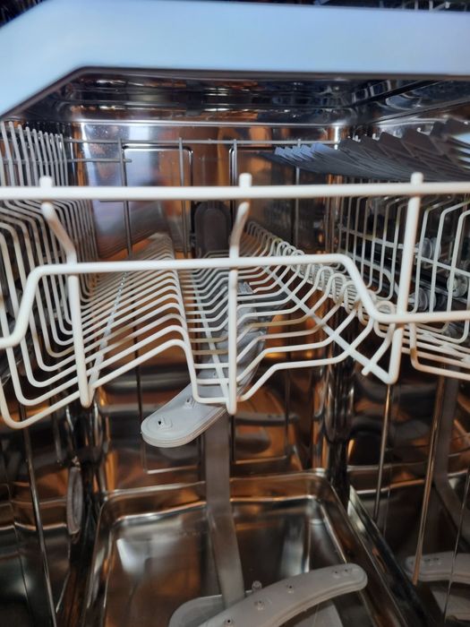 Свободностояща миялна машина Indesit в отлично състояние