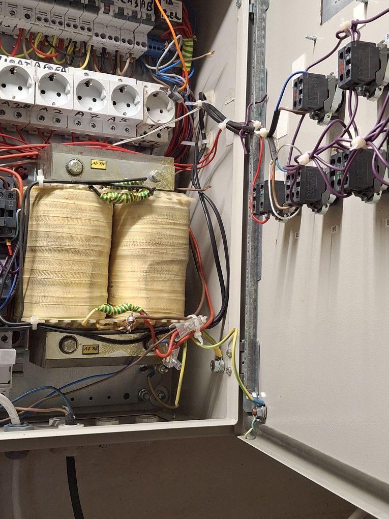 Vând un transformator de separație,de la 230v la 230v