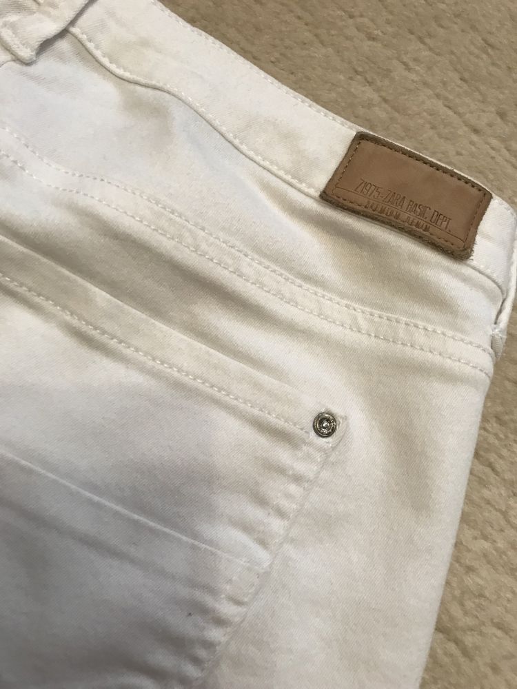 Бели панталони ZARA