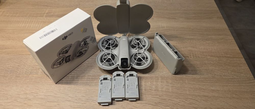 Vand Drona DJI Neo + Pachet Fly More Combo