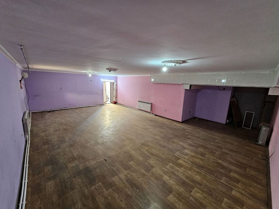 Katta ofisga,magazinga ,oquv markaziga tugri keladigan joy sotiladi, 2