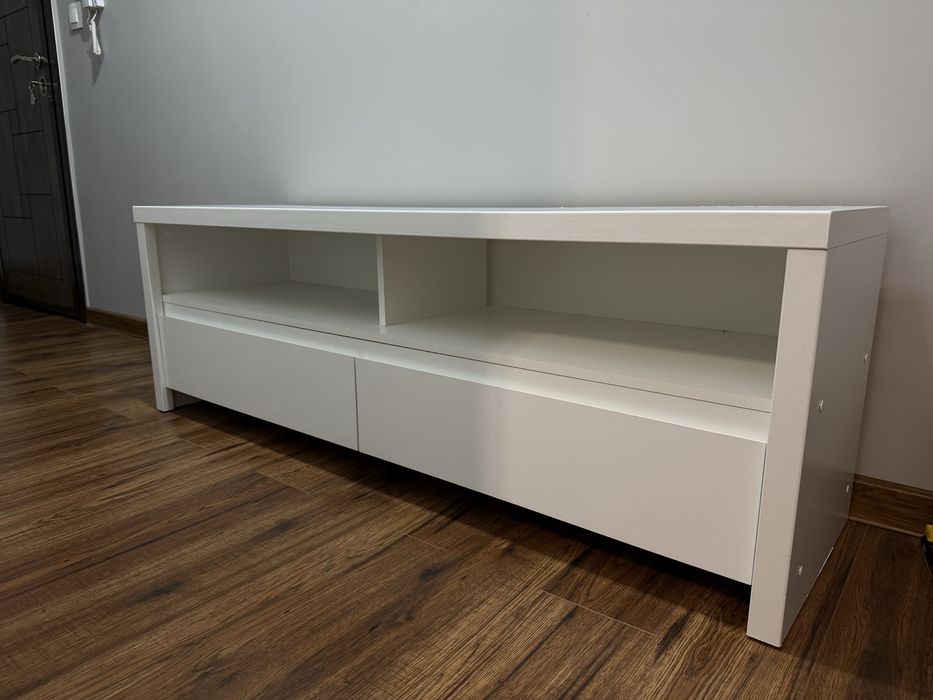 ТВ шкаф бял цвят