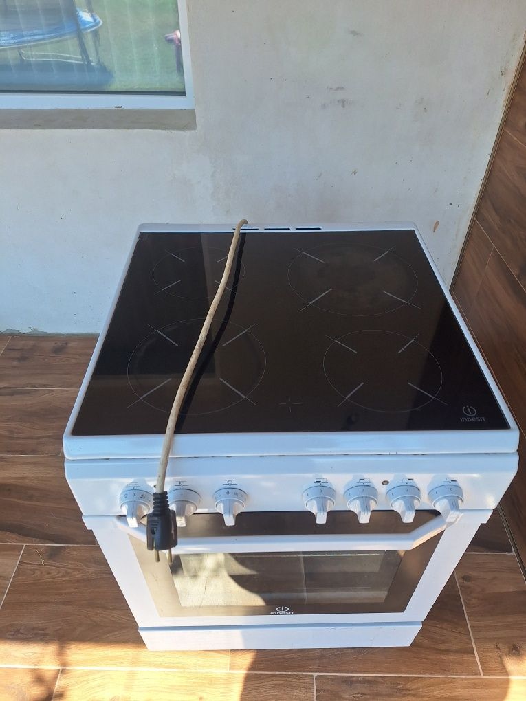 Готварска печка indesit с керамични котлони.