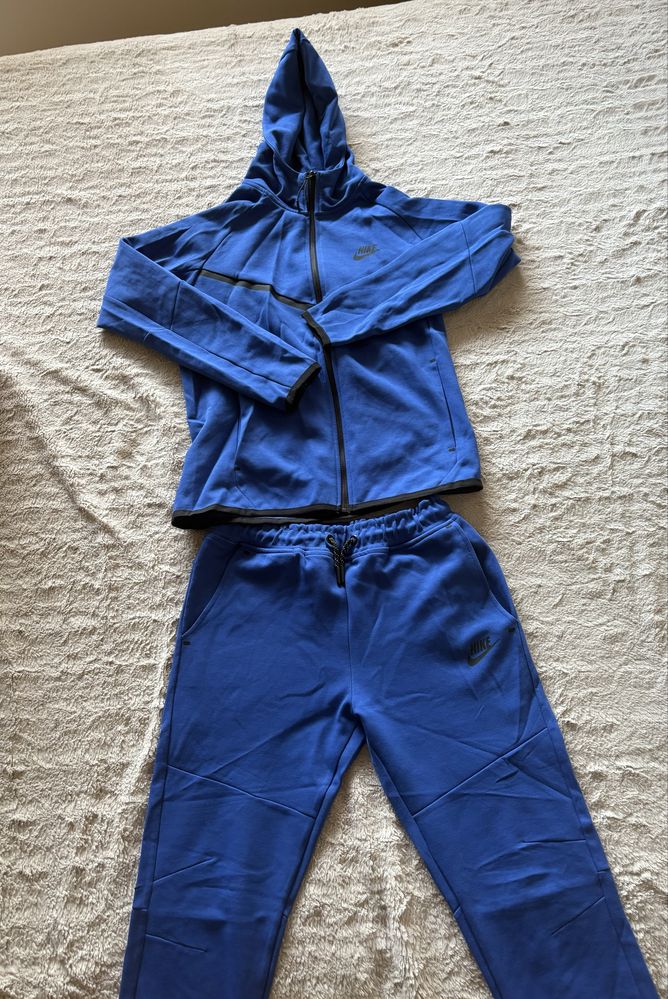 Продавам Нов Nike tech fleece (син), S размер