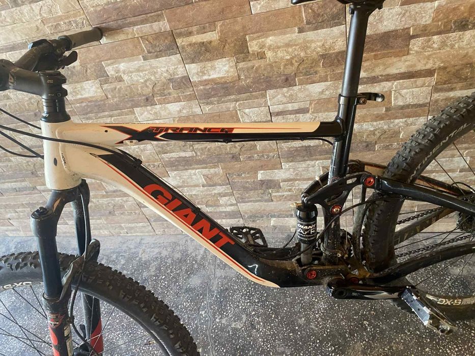 Bicicleta Giant cu suspensie fajta si spate