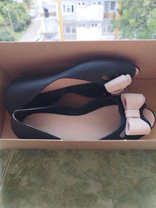 Balerini negri cu funda, semi decupati, cauciuc, flexibili. Marimea 39