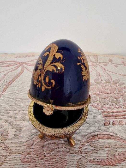 Ou tip Faberge din cobalt