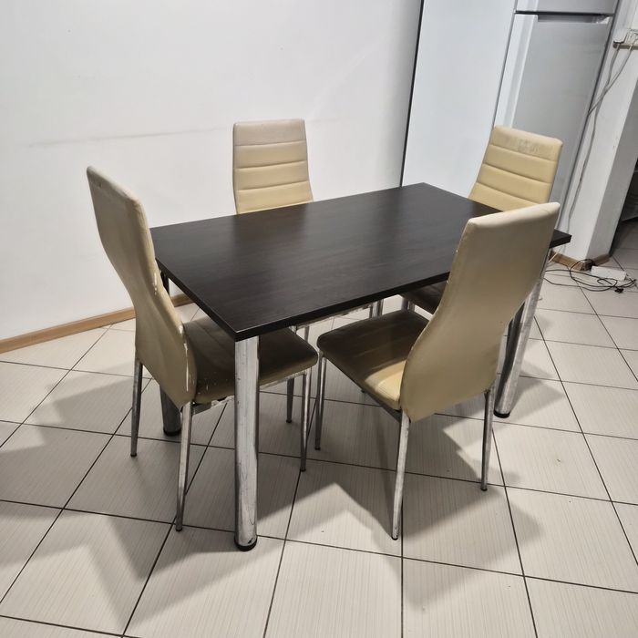 Vând masă +4 scaune