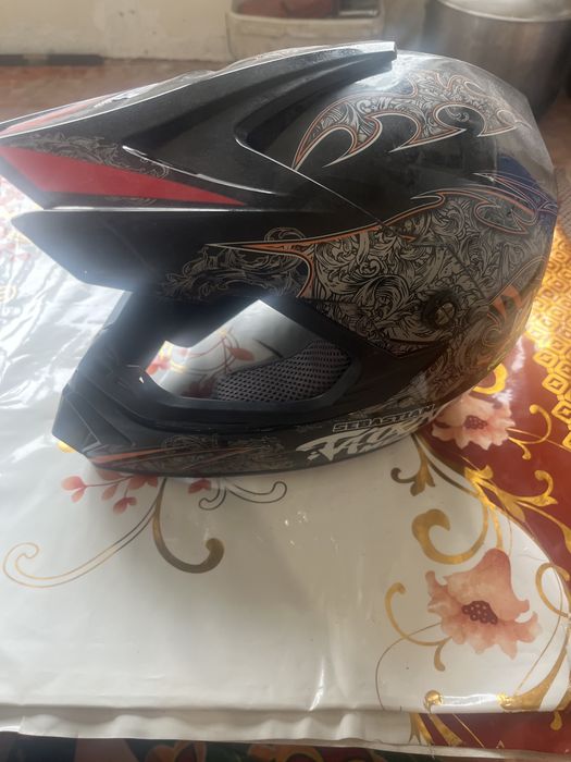 Каска мото шлем,б/у шный
