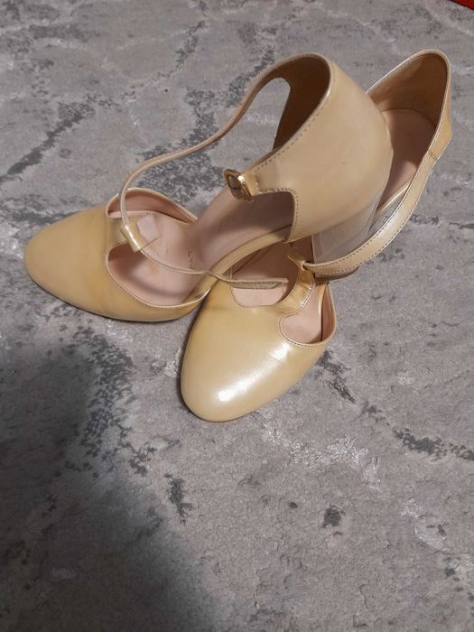 Pantofi din piele