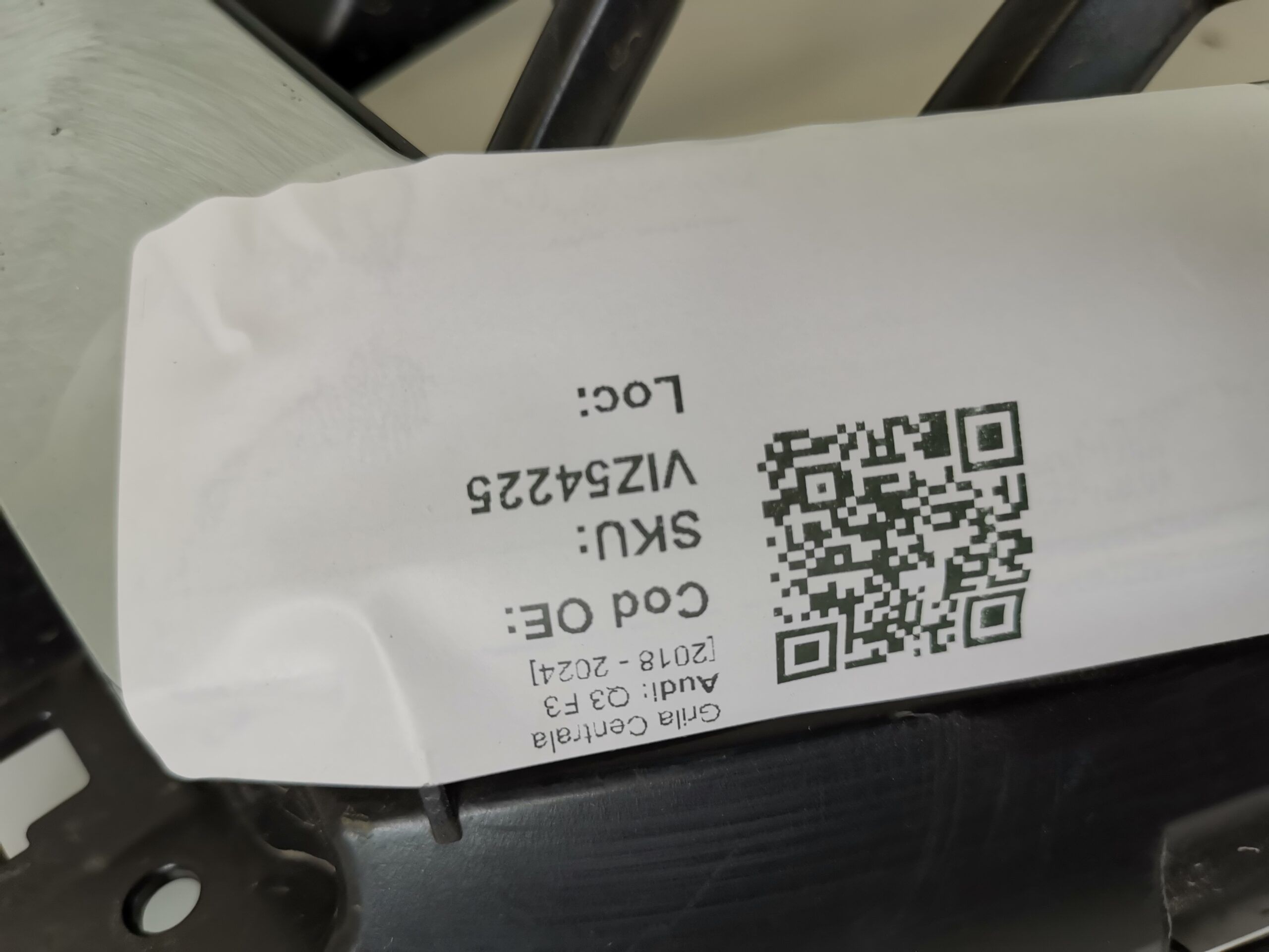 Ауди Кю3 / Audi Q3 Оригинална централна решетка в добро състояние