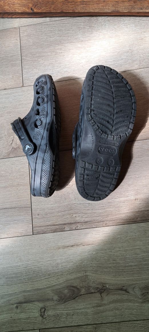 Papuci Crocs și rechin noi