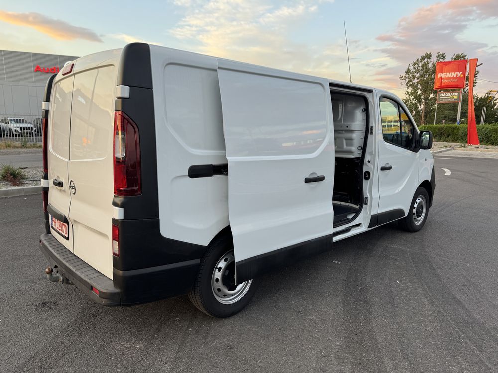 Opel vivaro  varianta cea mai lunga // 2 usi laterale