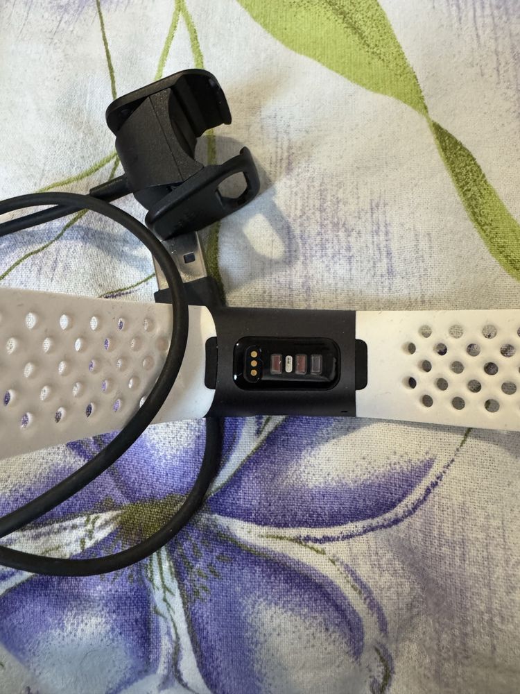 Фитнес гривна Fitbit Charge 3