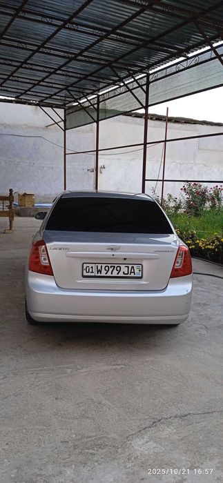 Lacetti 1.8 sotiladi