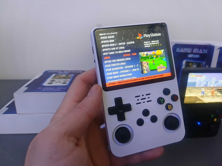 R36S Малка Портативна Конзола с хиляди ретро игри