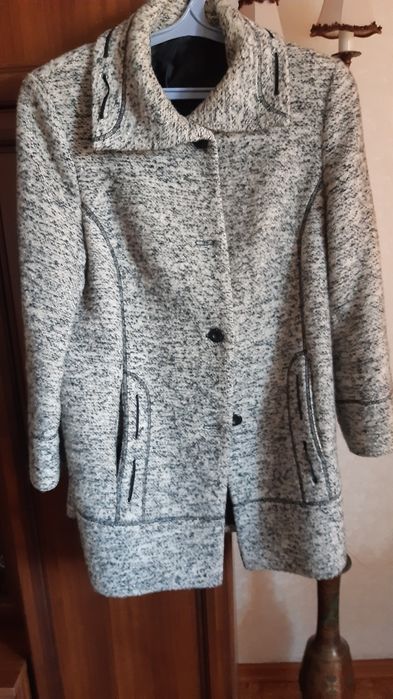 Продам  демисезонное  пальто   недорого