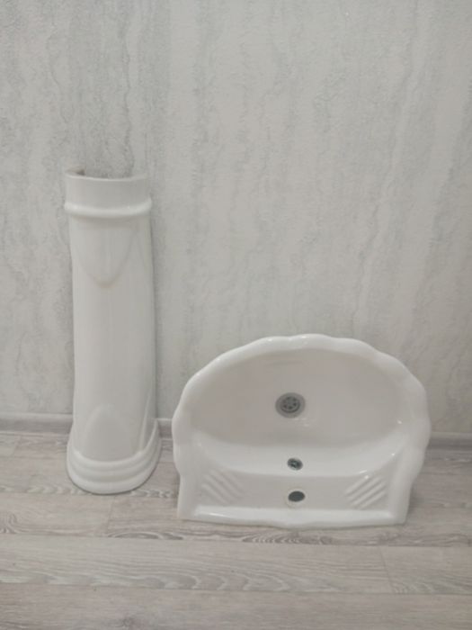 Раковина с пьедесталом в туалет или ванную