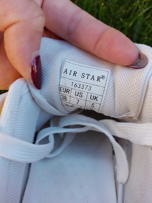 Многоцветни маратонки