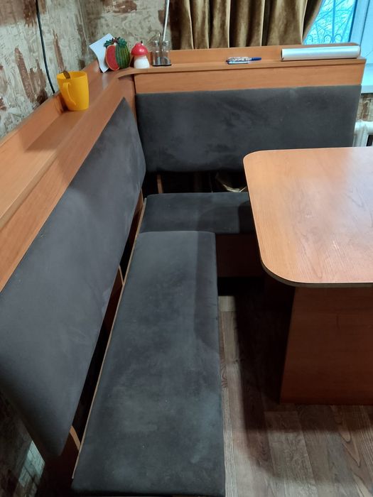 Продам кухонный стол и диван