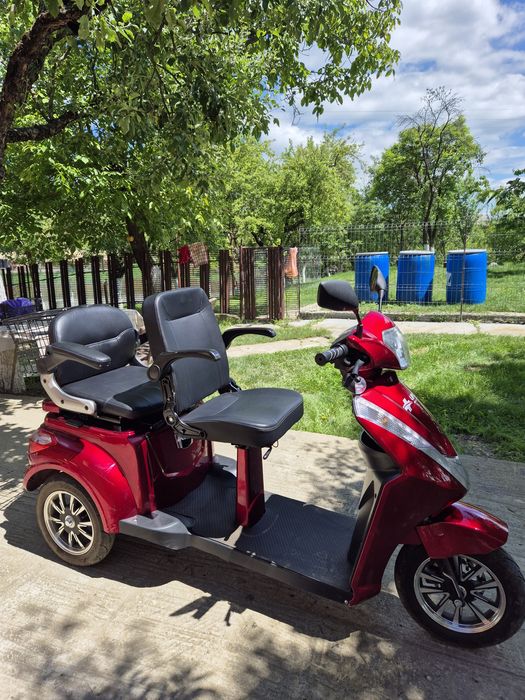 Scuter electric cu două locuri