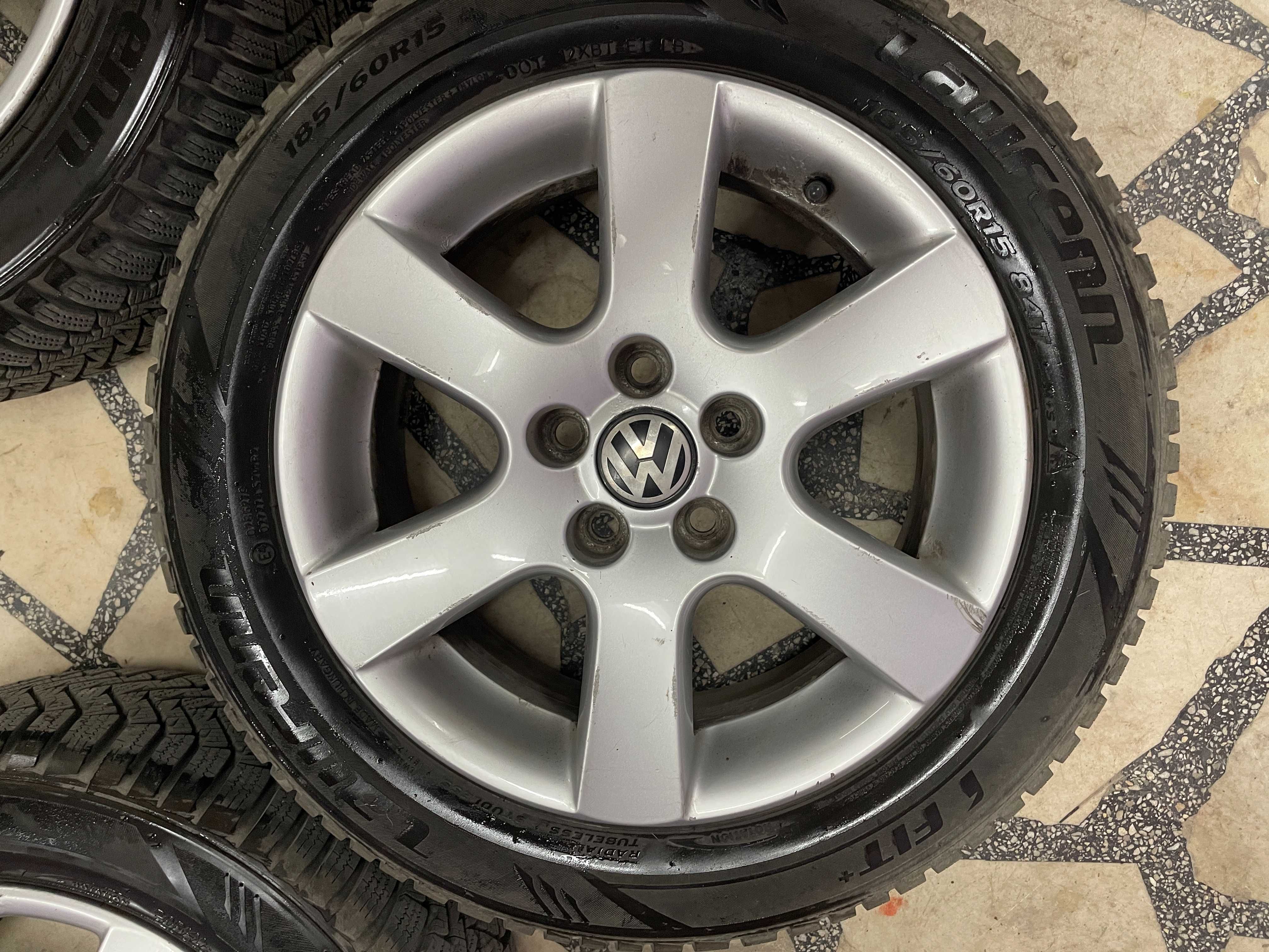 16ки 185/60R15 Оригинални джанти VW със зимни гуми Laufenn DOT 21